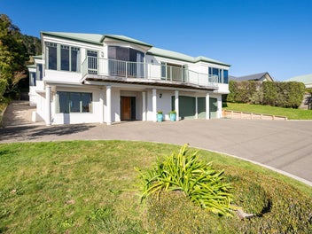 FAMILY LIVING WITH VIEWS TO LOVE