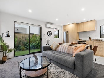 Stylish Coastal Living - Fully Furnished