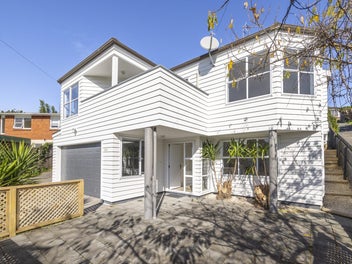 Elevated, Sun-Soaked Home in Prime Remuera