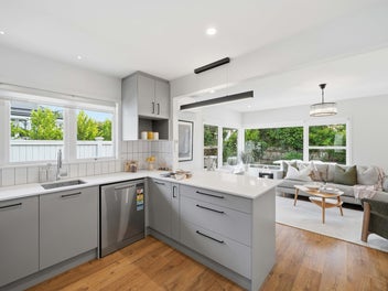 Renovated Home & Exclusive Garden!