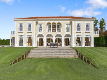 Riviera grandeur on the Clifton Peninsula