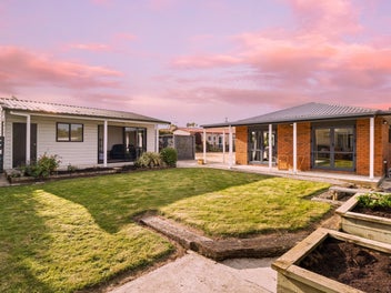 Easy Coastal Living - 2000's Brick Beach Escape