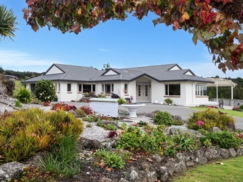 Maunu Estate living with views & gardens