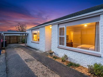 Sunny Living, Private Courtyard & Easy-Care