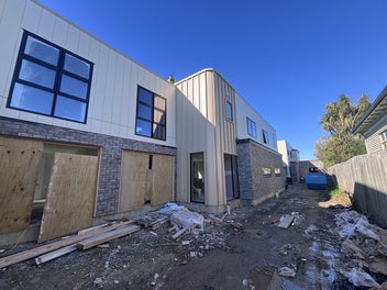 Walk to Merivale, Zoned for the Best Schools