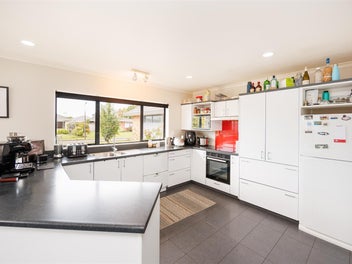 TEAM LEWIS - 4 BED HOME, QUIET LOCATION