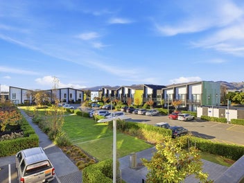 CBD FRINGE LIVING WITH SECURE PARKING SORTED!