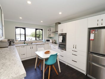 Sunny, Spacious & Great Location!