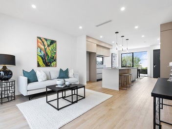 Luxury Living with Stunning Sea Views!