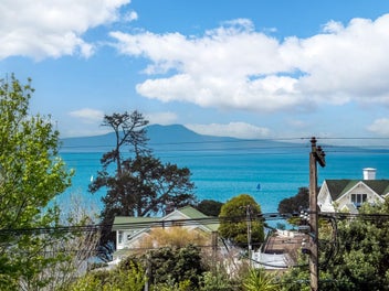 Luxury Living with Stunning Sea Views!