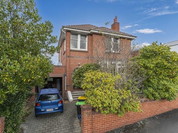 Large Residence - Income and development potential