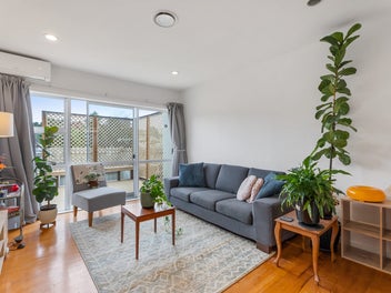 DECK, LAWN & SINGLE-LEVEL STARTER LIVING!