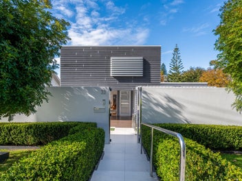 Executive lock-up-and-leave close to the beach