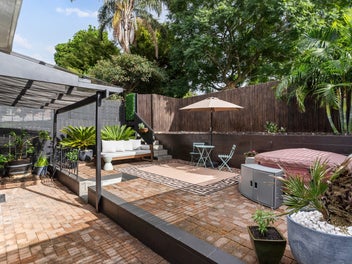 ENTERTAIN & RELAX ON THE SLOPES OF ONE TREE HILL!