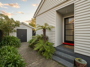 SUNNY HOME, SPACIOUS SECTION!