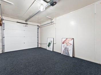 Lock and leave comfort by Cornwall Park!