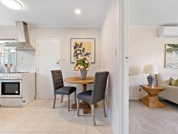 Lock and leave comfort by Cornwall Park!