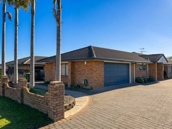 Big Brick Golden Home Beauty!