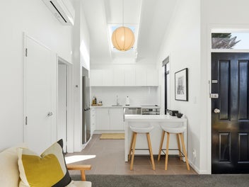Stylish River-city Retreat