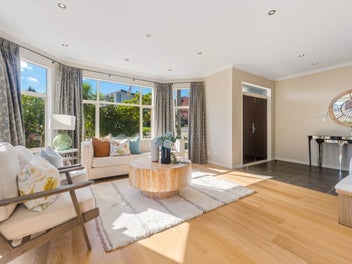 Spacious 5-bed 3-bath Family Home- Flexible Layout