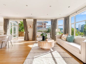 Spacious 5-bed 3-bath Family Home- Flexible Layout