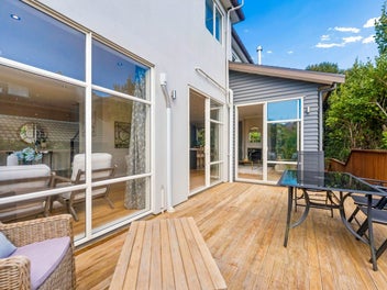 Sunny & Warm 5-bed, 3-bath - Flexible Layout