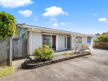 Sunny, Single Level & Superb Location