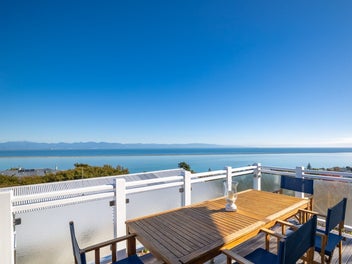 Breathtaking Views - Modernised Family Home!