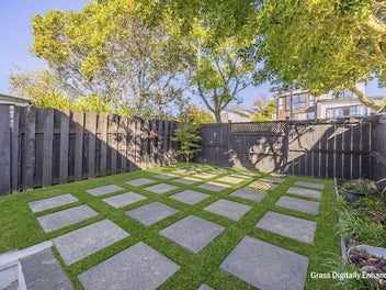 Easy Living in a Convenient Meadowbank Setting