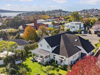 ELEGANT RENOVATED FAMILY HOME - MOMENTS TO BEACH