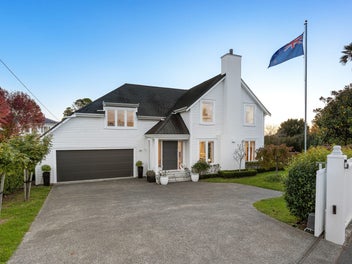 ELEGANT RENOVATED FAMILY HOME - MOMENTS TO BEACH