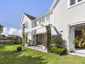ELEGANT RENOVATED FAMILY HOME - MOMENTS TO BEACH