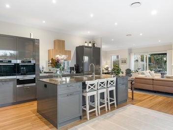ELEGANT RENOVATED FAMILY HOME - MOMENTS TO BEACH