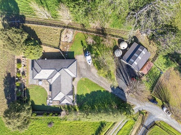 Modern 4-Bed, 2Ha & Massive American Barn