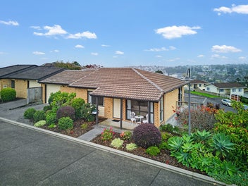 Effortless Living Starts Here/Royalle Vista Estate