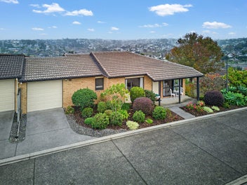 Effortless Living Starts Here/Royalle Vista Estate