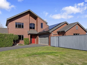 Stunning Family Home with Scenic Views Awaits You!