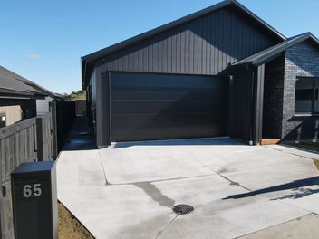 Rare as Hen's Teeth - Double Garage!!