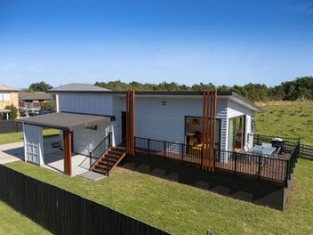 Home with Rural Views, Massive 912m2 Section