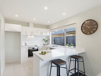 Easy Living in Sought after Sovereign Palms