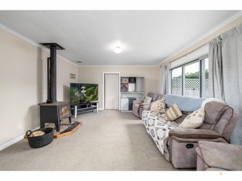 Country Living with Space, Views & Shedding Galore