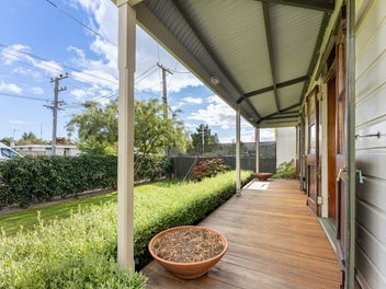 EXQUISITE CHARACTER COTTAGE + GARDEN