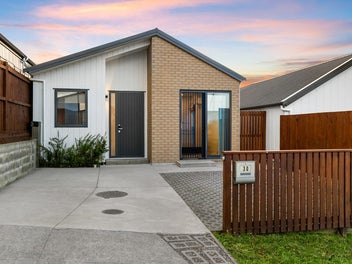 Modern & Low-Maintenance - Must Be Sold