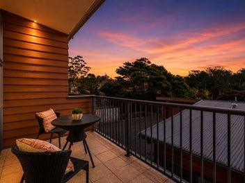 Large 64 sqm Albany Unit. Two Undercover Carparks