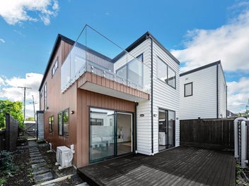 Modern Freehold 4 Beds + Study in Macleans Zone