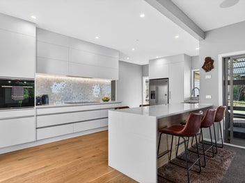 Modern Lifestyle, Views, Easy-Care Level Property