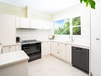 PRIVATE HIDEAWAY WITH SUN & VIEWS IN CITY-END KARO