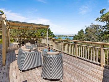 Peaceful Coastal Sanctuary, Central Whangaparaoa