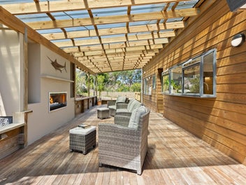 Waterfront Outlook, Space & Privacy on 5,222m²