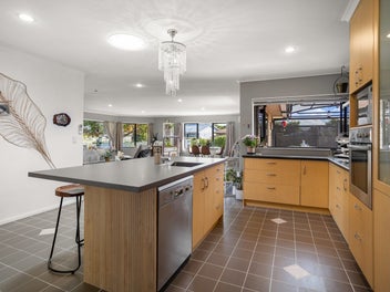 CENTRAL BRICK: WALK CBD, BEACH & SCHOOL